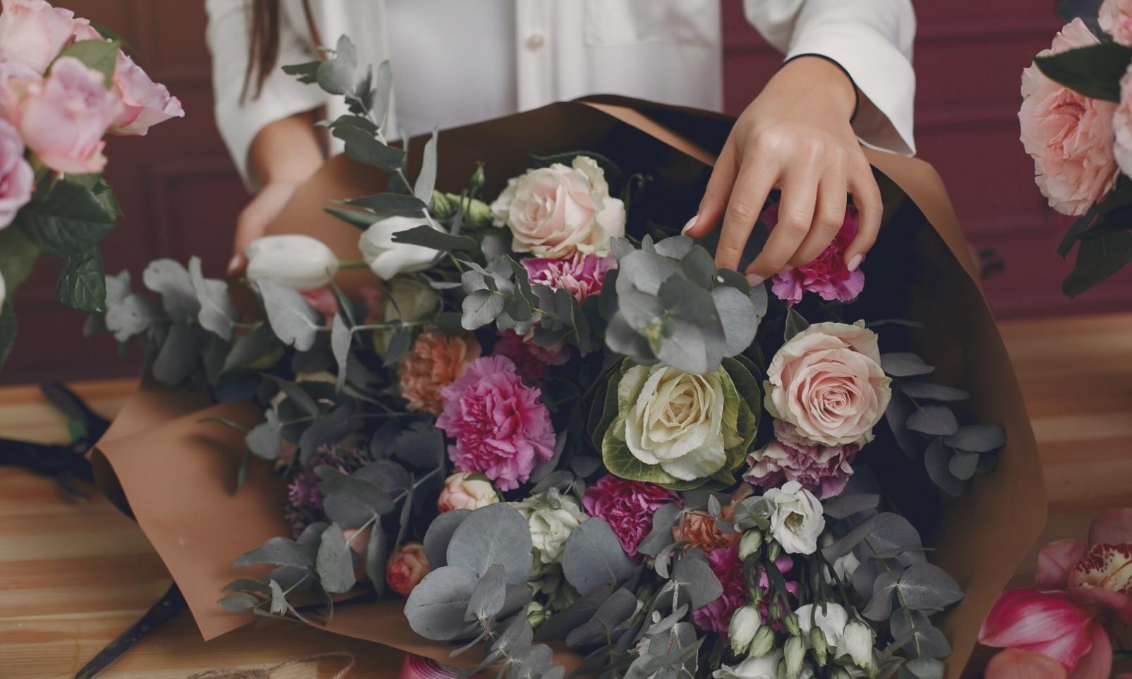 Espacio de oficina transformado con diseño floral profesional